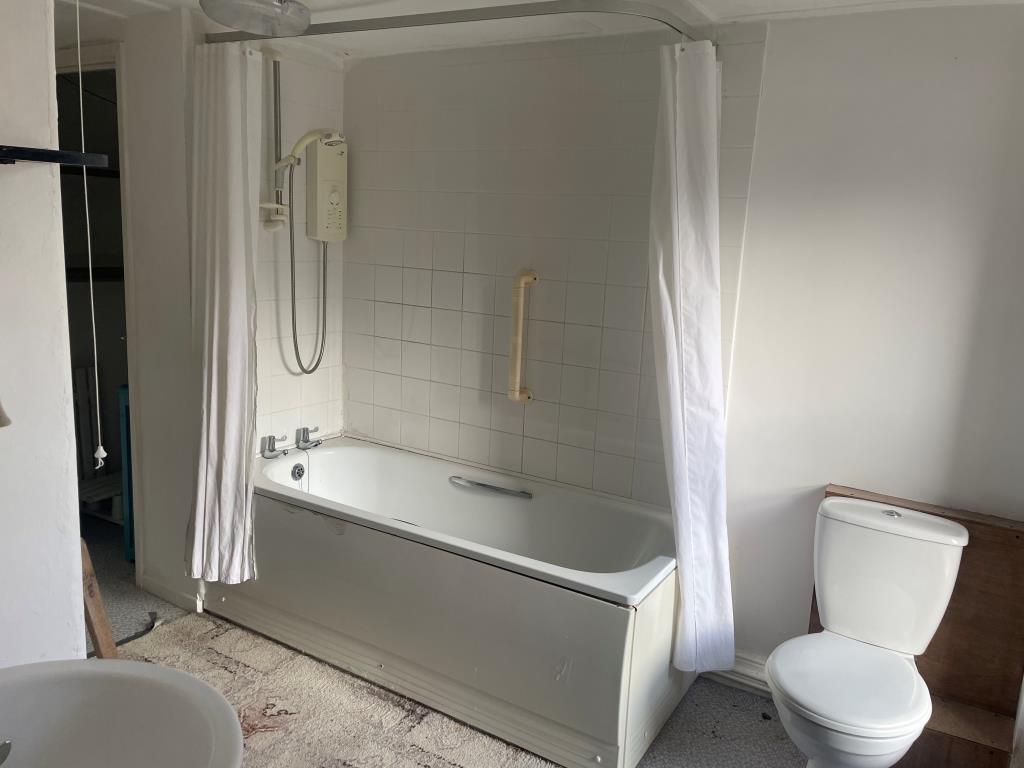 Lot: 102 - HOUSE FOR IMPROVEMENT - Bathroom with W.C. and wash basin